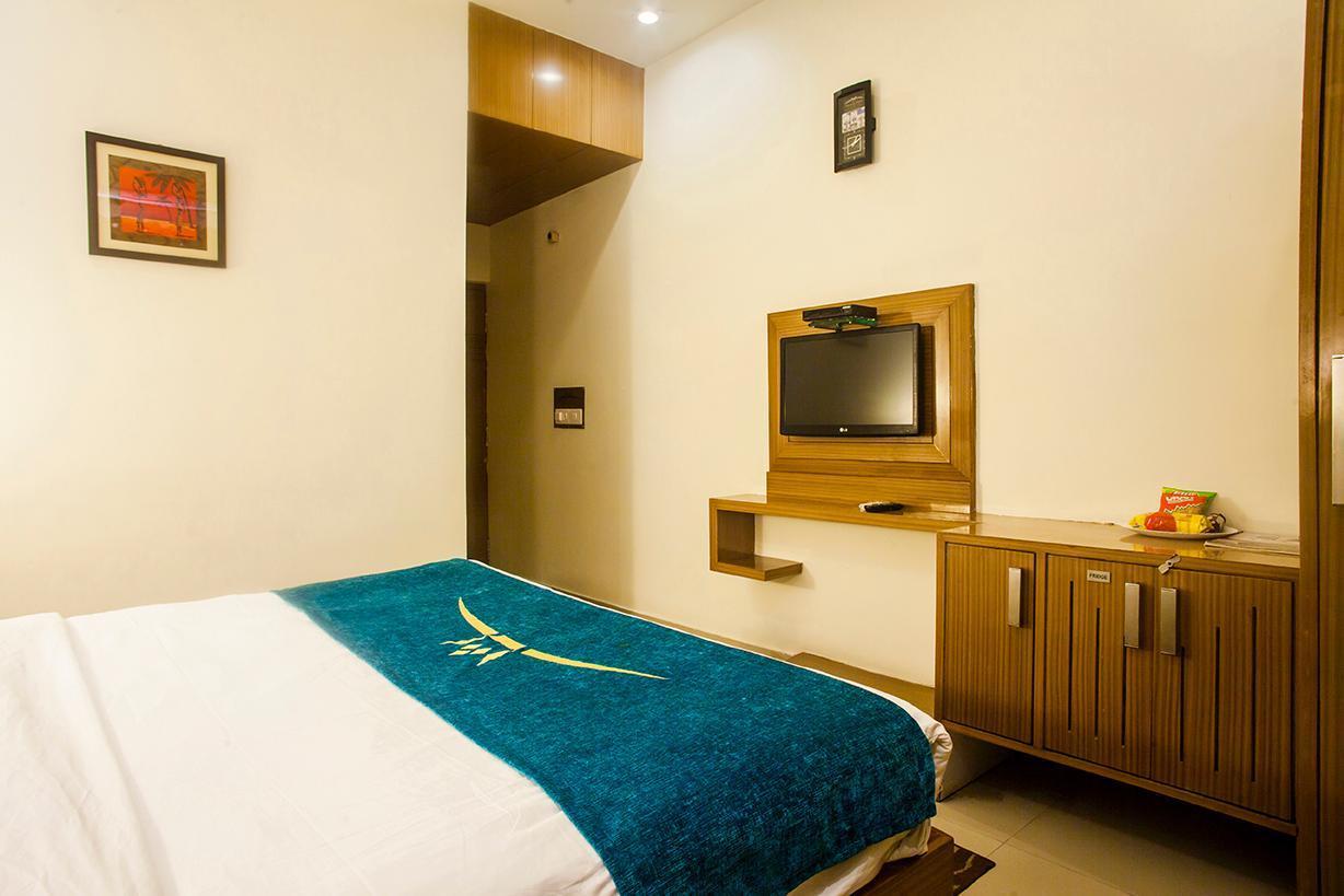 Hotel Poonam Plaza Агра Екстериор снимка