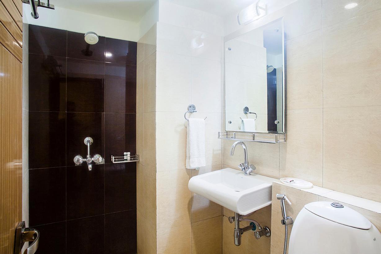 Hotel Poonam Plaza Агра Екстериор снимка