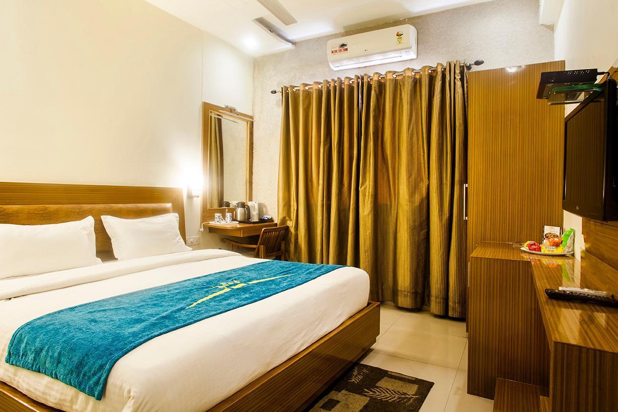Hotel Poonam Plaza Агра Екстериор снимка