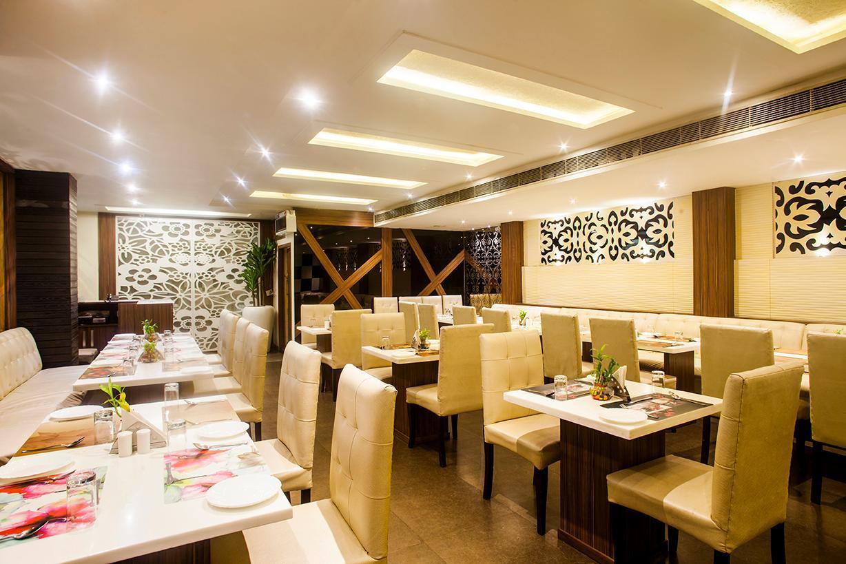 Hotel Poonam Plaza Агра Екстериор снимка