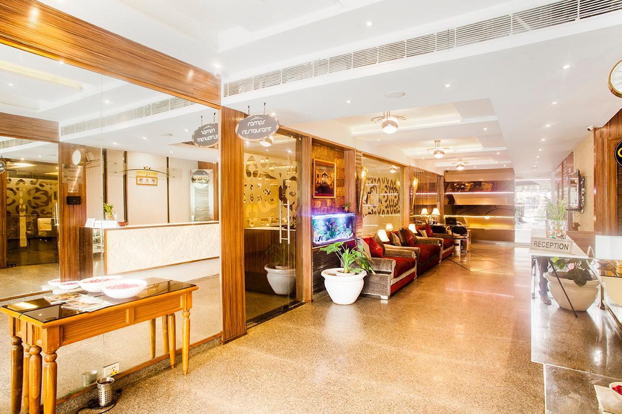 Hotel Poonam Plaza Агра Екстериор снимка