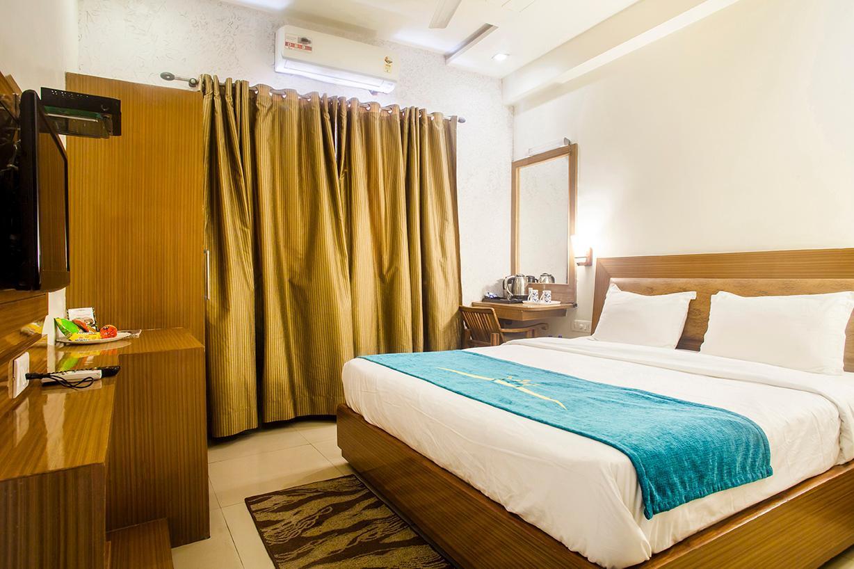 Hotel Poonam Plaza Агра Екстериор снимка