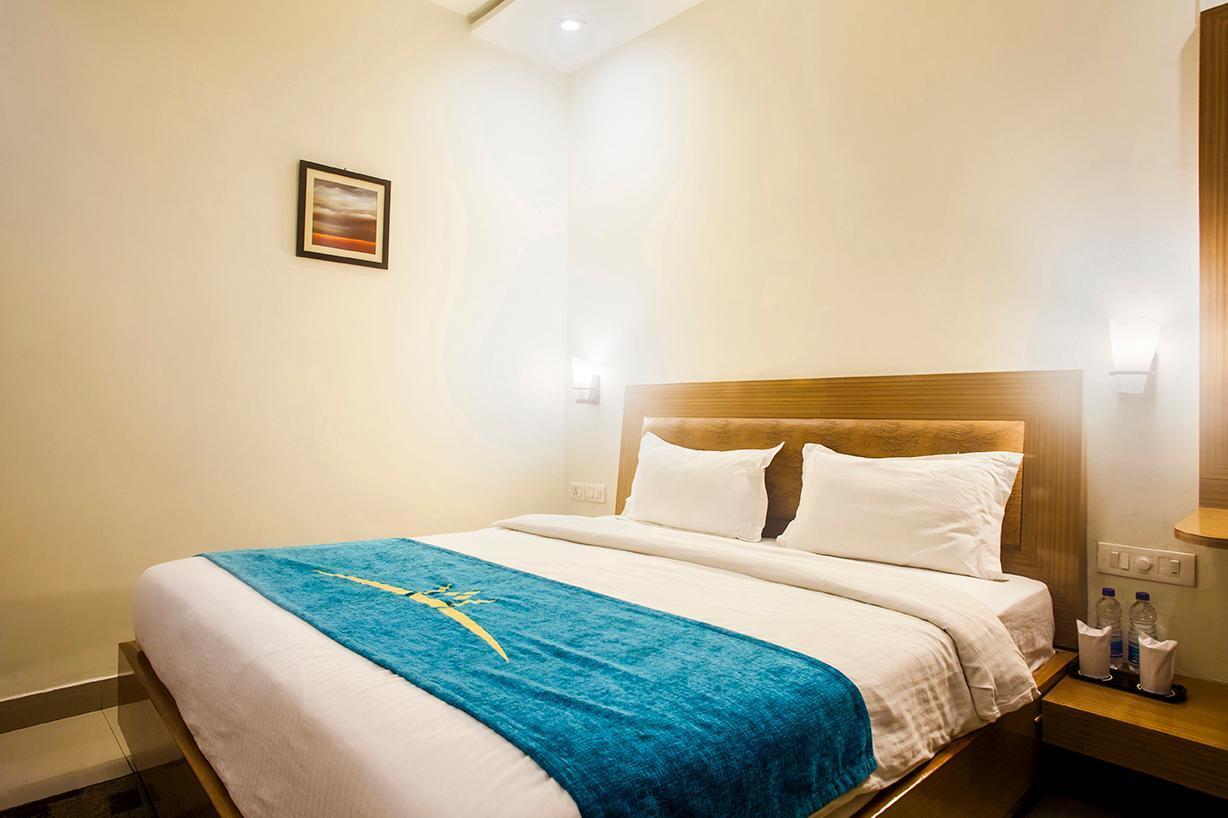 Hotel Poonam Plaza Агра Екстериор снимка