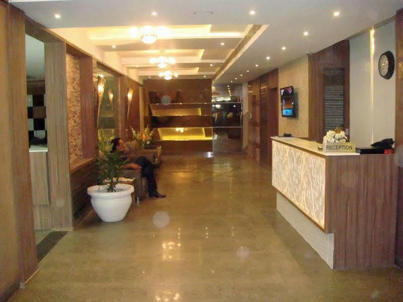 Hotel Poonam Plaza Агра Екстериор снимка